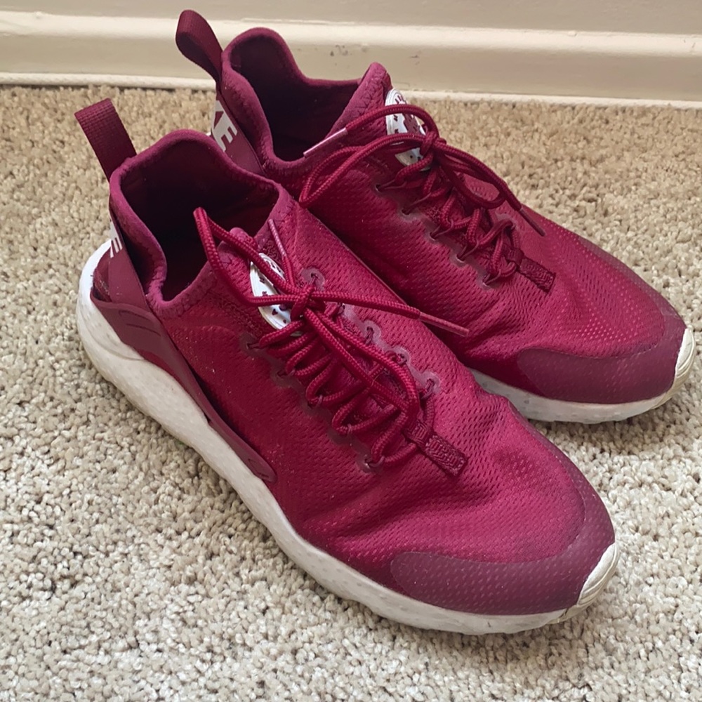 Burgundy Nike Huarache W size 9.5